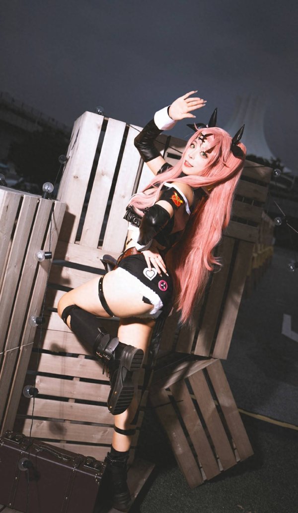 荆叶优配 《绝区零》妮可cosplay