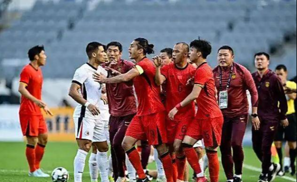 对对配 赛场风波: 中国香港队与国足比赛中发生冲突